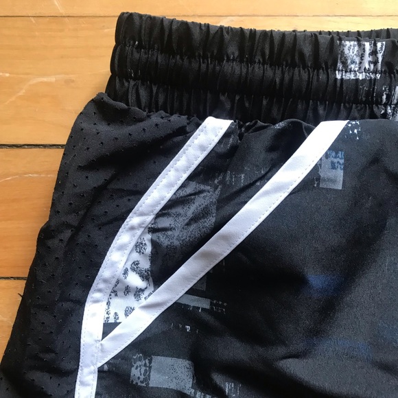 Under Armor Women’s Running short - Picture 4 of 6